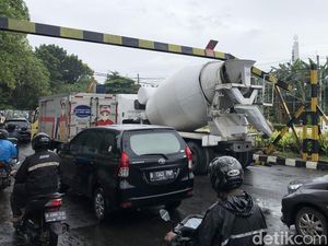 Truk Molen Sundul Portal di Bintaro, Lalin Tersendat