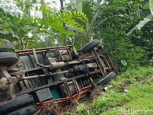 Truk Tronton Bermuatan Roti Lebaran Terguling di Tanjakan Banjarmangu