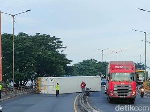 Truk Trailer Muat Bawang Terguling di Jembatan Layang Trosobo Sidoarjo