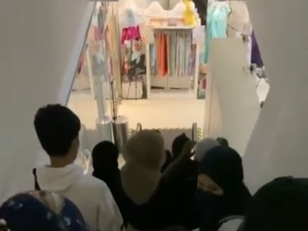 Viral Kontroversial, Suami Ajak 4 Istri dan 13 Anak Beli Baju Lebaran di Mall
