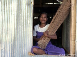 Kisah Pilu Wanita Difabel di Polman Bertahan Hidup dari Jualan Sapu Lidi