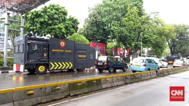 Personel Kepolisian menjaga ketat di kawasan Pantung Kuda jelang aksi demonstrasi dari Aliansi Mahasiswa Indonesia (AMI) dan Gerakan Buruh Bersama Rakyat (Gebrak), pada Kamis (21/4) hari ini.
