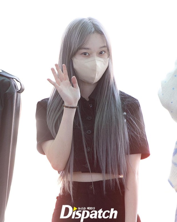 Winter aespa dengan balutan crop jacket dan mini skirt hitam/instagram.com/koreadipsatch Tampil feminim walaupun mengenakan outfit serba hitam. Maknae line satu ini nampak membawa tote bag hitam dari Givenchy.