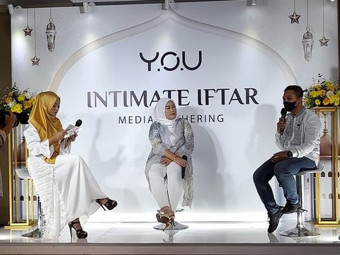 Nurul Fajri selaku PR dan Marcom Manager dari Y.O.U Beauty bersama Ahmad Faqih Syarafaddin, GM Resource Mobilization Dompet Dhuafa