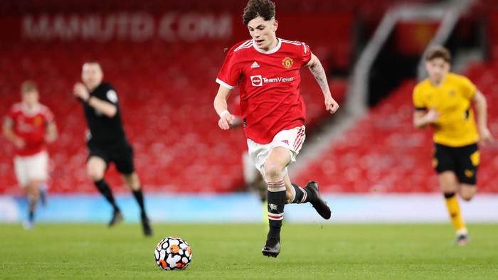 Alejandro Garnacho MANCHESTER, ENGLAND - MARCH 09: Alejandro Garnacho of Manchester United runs with the ball during the FA Youth Cup Semi Final match between Manchester United and Wolverhampton Wanderers at Old Trafford on March 09, 2022 in Manchester, England. (Photo by Charlotte Tattersall/Getty Images)