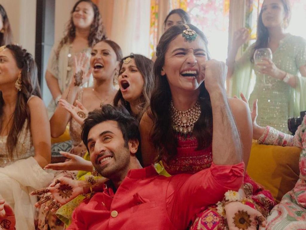 Selamat! Alia Bhatt Hamil Anak Pertama Selamat! Alia Bhatt Hamil Anak Pertama