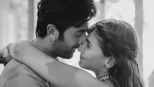 Intim dan Hangat! 8 Foto Prosesi Mehendi Pernikahan Alia Bhatt