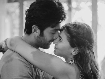 Intim dan Hangat! 8 Foto Prosesi Mehendi Pernikahan Alia Bhatt
