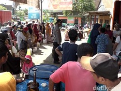 Distributor Minyak Goreng Curah Murah di Polman Diserbu Emak-emak