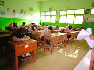 Puluhan Siswa SMP Trowulan Mojokerto Belajar di Tengah Banjir