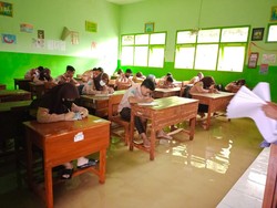 Puluhan Siswa SMP Trowulan Mojokerto Belajar di Tengah Banjir