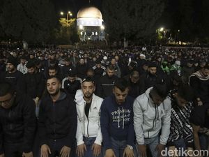 Begini Ramainya Salat Subuh di Masjid Al-Aqsa