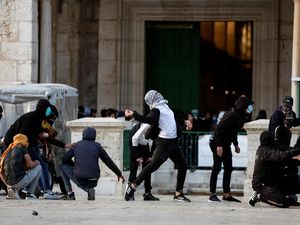 Bentrokan Kembali Pecah di Kompleks Masjid Al-Aqsa Bentrokan Kembali Pecah di Kompleks Masjid Al-Aqsa