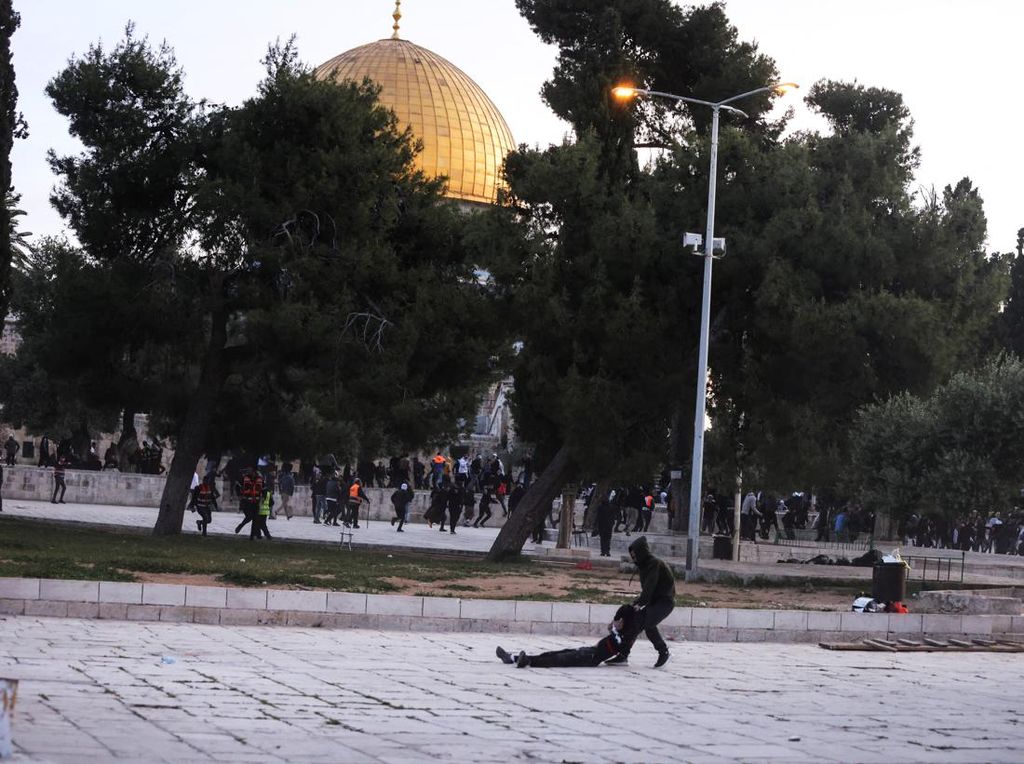 Bentrokan Terbaru Pecah di Al-Aqsa, 12 Orang Terluka