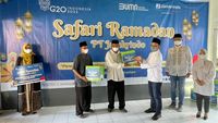 Berbagi Paket Sembako dengan Warga Kurang Mampu