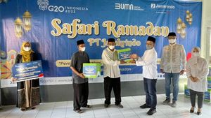 Berbagi Paket Sembako dengan Warga Kurang Mampu