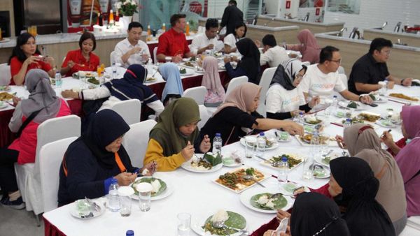 Momen Buka Puasa Bersama Anak Yatim