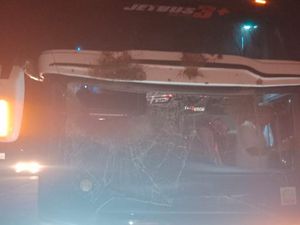Keterlaluan! Bus NPM Dilempari Batu dan Tanah di Tol Palembang