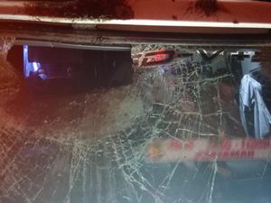Bus Damri Dilempari Batu oleh OTK di Jalan Tol Lampung Bus Damri Dilempari Batu oleh OTK di Jalan Tol Lampung