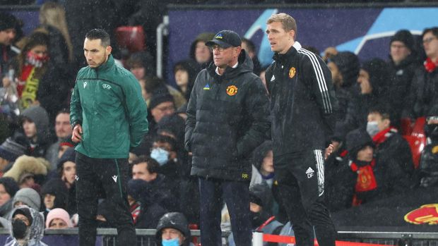 MANCHESTER, ENGLAND - DECEMBER 08: Ralf Rangnick (L) , Manager of Manchester United and Technical Director Darren Fletcher (R) look on during the UEFA Champions League group F match between Manchester United and BSC Young Boys at Old Trafford on December 08, 2021 in Manchester, England. (Photo by Clive Brunskill/Getty Images)