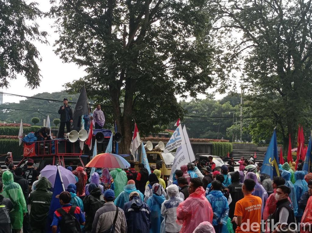 Buruh Jabar Demo Sambut May Day, Tuntut THR Dibayar Tepat Waktu
