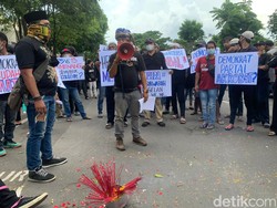 Demo Jelang Pelantikan Emil, Massa Bawa Poster Demokrat Partai Akrobat
