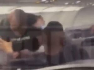 Mike Tyson Lolos dari Tuntutan Pidana Usai Tinju Penumpang Mabuk di Pesawat
