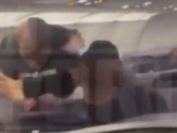 Mike Tyson Lolos dari Tuntutan Pidana Usai Tinju Penumpang Mabuk di Pesawat