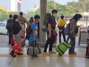 Suasana Stasiun Pasar Senen Mulai Dipadati Pemudik