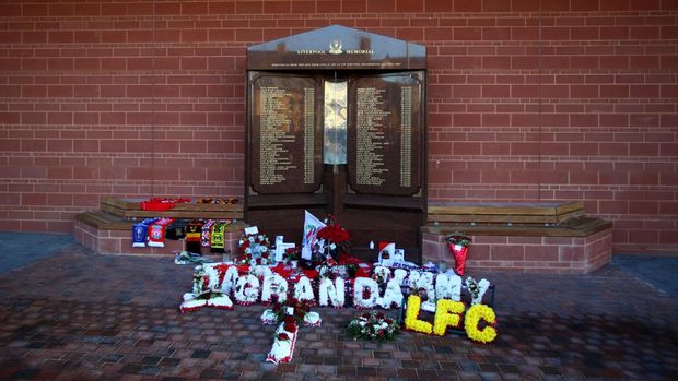 LIVERPOOL, ENGLAND - NOVEMBER 26: Flowers are offered at the Hillsborough disaster memorial at the stadium prior to the Premier League match between Liverpool and Sunderland at Anfield on November 26, 2016 in Liverpool, England.  (Photo by Clive Brunskill/Getty Images)