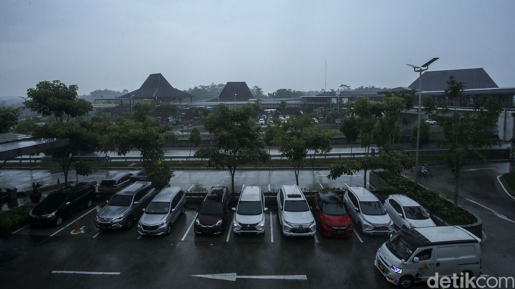 Resta Pendopo KM 456 di Tol Semarang-Solo jadi rest area favorit traveler. Selain suguhkan fasilitas layaknya mal, rest area ini pun dilengkapi sky bridge lho.