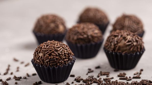 ilustrasi bola bola cokelat meses Chocolate brigadeiro with granulated chocolate, traditional Brazilian sweet.