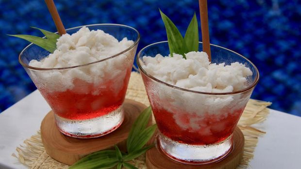 Es Kelapa Kopyor, the Javanese delicacy dessert drink of coconut curds with crushed ice and pandan syrup. This dessert drink is served outdoor at the poolside.