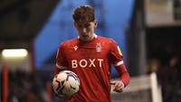 Dengan MU rutin dianggap butuh gelandang bertahan, James Garner tampaknya akan jadi salah satu andalan Ten Hag. Ia kini sedang dipinjamkan ke Nottingham Forest. Foto: Getty Images/Nathan Stirk