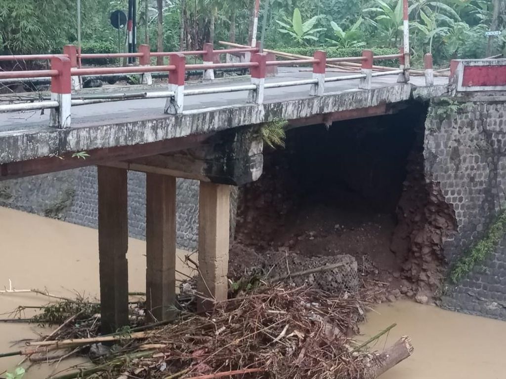 Jembatan Tamanan-Dapur Warga Trenggalek Ambrol Tergerus Air Sungai Bagong