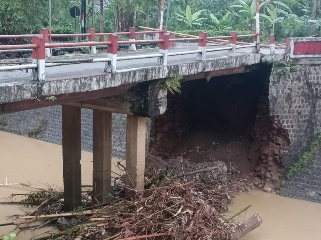 Jembatan Tamanan-Dapur Warga Trenggalek Ambrol Tergerus Air Sungai Bagong Jembatan Tamanan-Dapur Warga Trenggalek Ambrol Tergerus Air Sungai Bagong