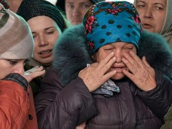 Pilu Ibu Cari Putranya Hilang Usai Kapal Perang Rusia Moskva Tenggelam