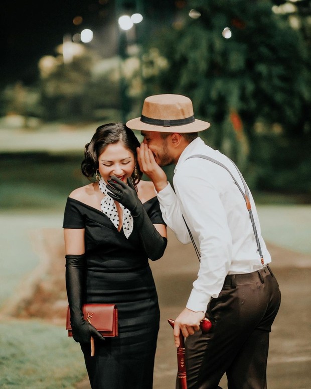 Tampil serasi di acara ulang tahun Otto Hasibuan yang mengangkat tema tahun 50'an. Keduanya mengenakan outfit retro yang formal. Mila nampak seperti wanita konglomerat dengan tas mahal di tangannya.