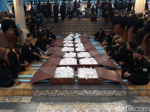 Kirab Malem Selikuran, Keraton Solo Bagikan 1.000 Tumpeng