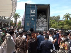 Cerita Mahasiswi di Polman Berjuang Ekspor Sapu Lidi 25 Ton ke India