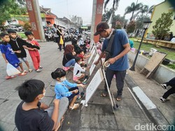 Berkah Ngabuburit, Pria Sumedang Raih Cuan dari Lapak Mewarnai