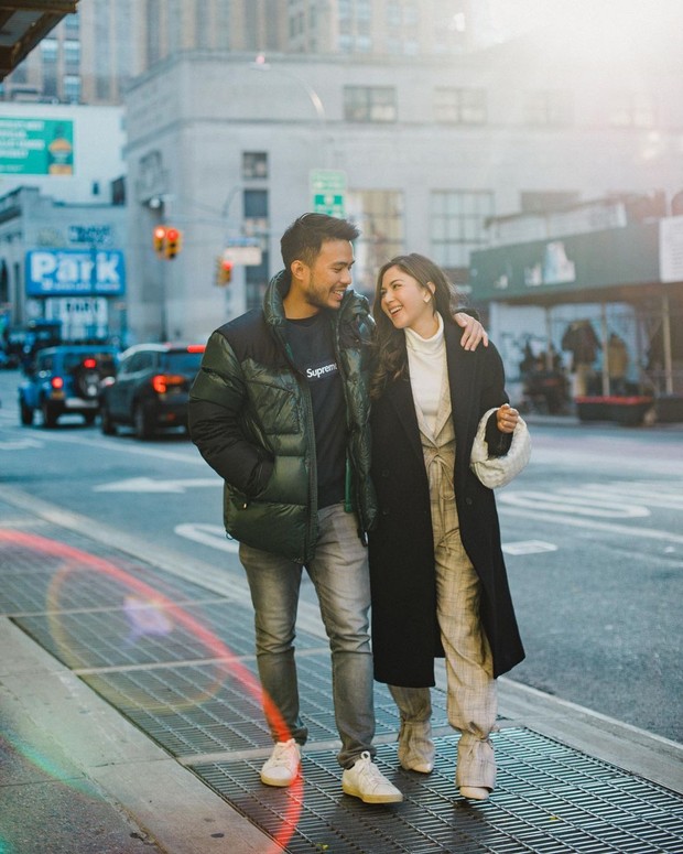 merupakan anggota dari geng Blekpunk, Mila juga ikut membawa kekasih saat liburan keluar negeri. Keduanya sangat romantis dalam balutan outfit musim dingin.