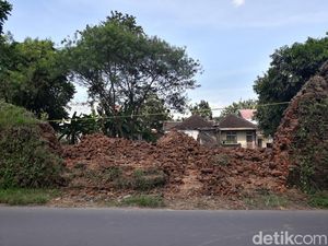 Kabar Mengejutkan Tembok Eks Keraton Kartasura Dijebol Ekskavator