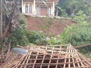 Warga Tiga Kampung di Bandung Barat Dihantui Ancaman Longsor Susulan Warga Tiga Kampung di Bandung Barat Dihantui Ancaman Longsor Susulan