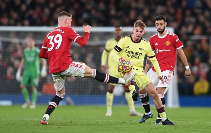 MANCHESTER, ENGLAND - DECEMBER 02: Scott McTominay of Manchester United controls the ball whilst under pressure from Emile Smith Rowe of Arsenal during the Premier League match between Manchester United and Arsenal at Old Trafford on December 02, 2021 in Manchester, England. (Photo by Shaun Botterill/Getty Images)