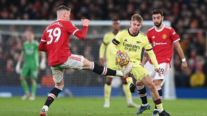 MANCHESTER, ENGLAND - DECEMBER 02: Scott McTominay of Manchester United controls the ball whilst under pressure from Emile Smith Rowe of Arsenal during the Premier League match between Manchester United and Arsenal at Old Trafford on December 02, 2021 in Manchester, England. (Photo by Shaun Botterill/Getty Images)