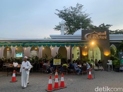 Masjid Al Madani Surabaya Tiap Hari Bagikan Menu Mewah untuk Buka Puasa