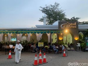 Masjid Al Madani Surabaya Tiap Hari Bagikan Menu Mewah untuk Buka Puasa Masjid Al Madani Surabaya Tiap Hari Bagikan Menu Mewah untuk Buka Puasa