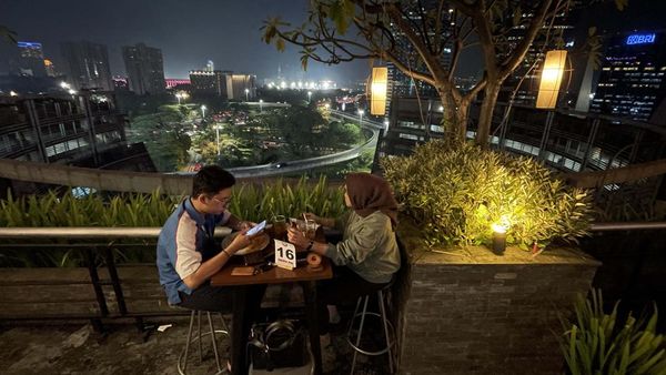 Melihat Jakarta di Malam Hari dari Lantai 10 The Plaza Semanggi