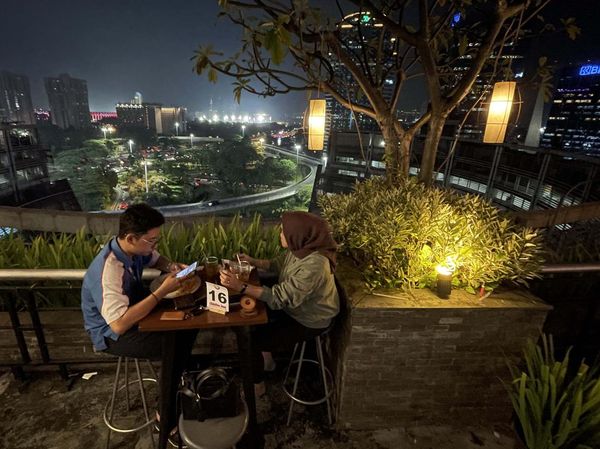 Melihat Jakarta di Malam Hari dari Lantai 10 The Plaza Semanggi